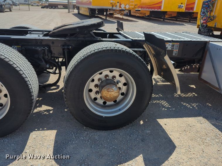 image for item NG9814 2020 Kenworth  T680 semi truck