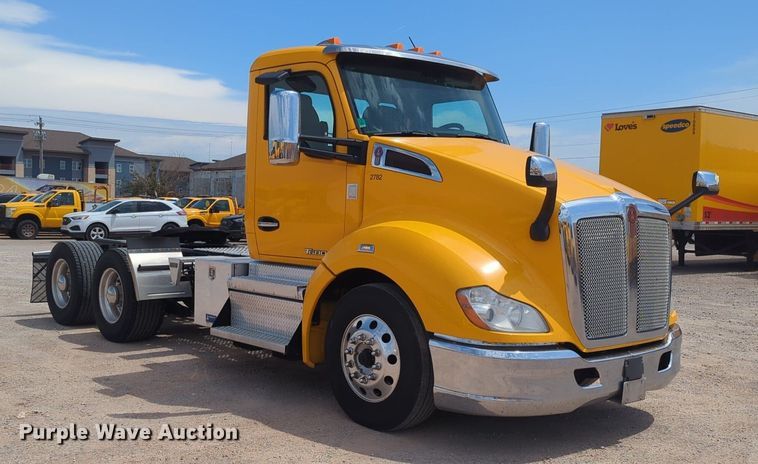 image for item NG9816 2020 Kenworth T680 semi truck