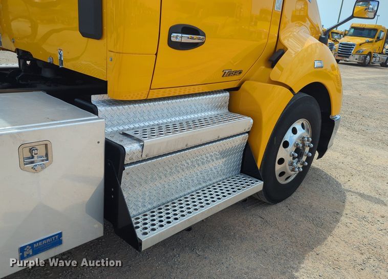 image for item NG9816 2020 Kenworth T680 semi truck