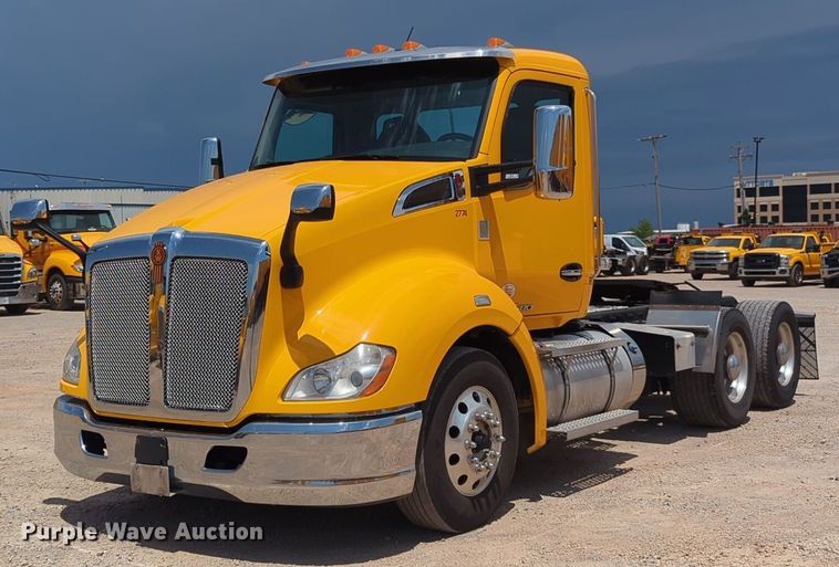 image for item NG9817 2020 Kenworth  T680 semi truck