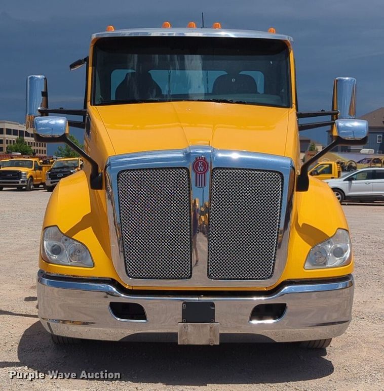 image for item NG9817 2020 Kenworth  T680 semi truck