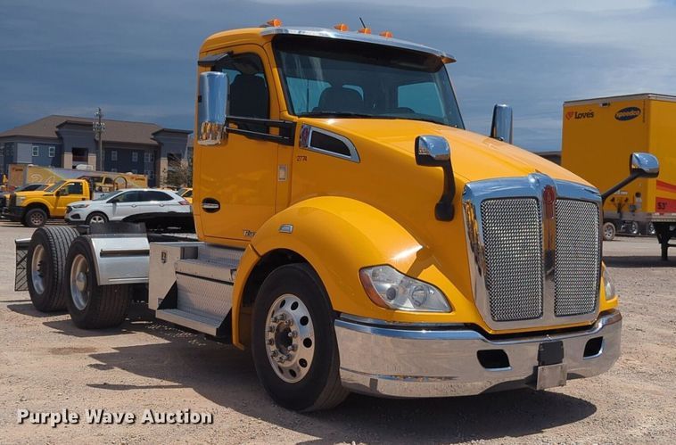 image for item NG9817 2020 Kenworth  T680 semi truck