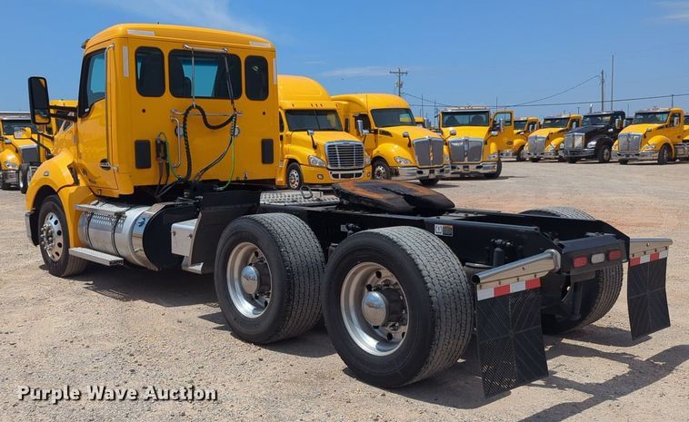 image for item NG9817 2020 Kenworth  T680 semi truck