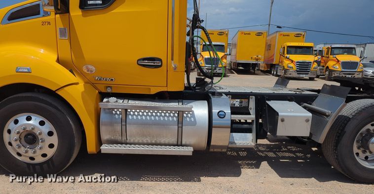 image for item NG9817 2020 Kenworth  T680 semi truck