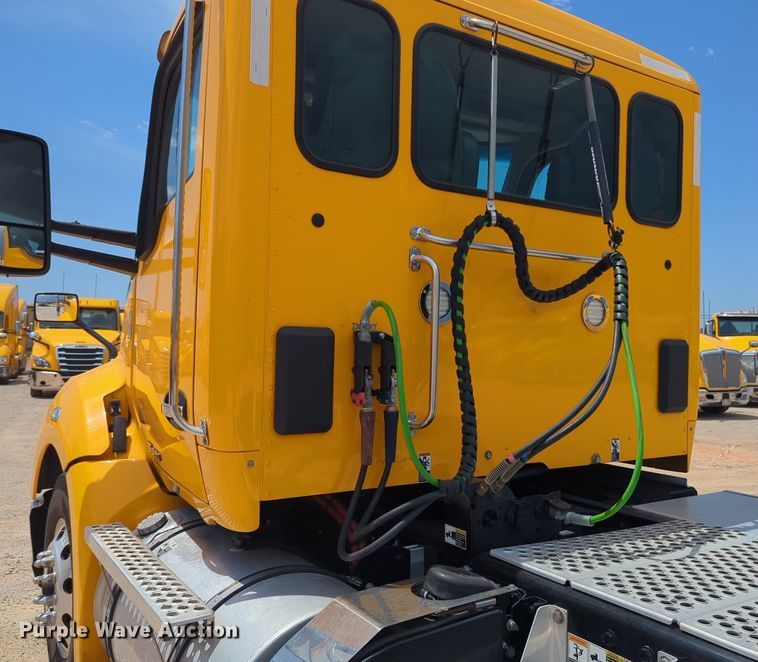 image for item NG9817 2020 Kenworth  T680 semi truck