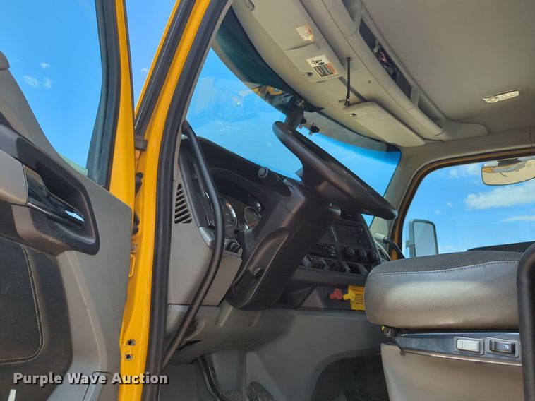 image for item NG9817 2020 Kenworth  T680 semi truck