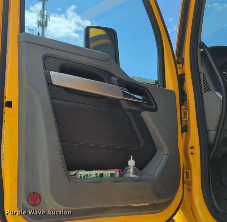 image for item NG9817 2020 Kenworth  T680 semi truck