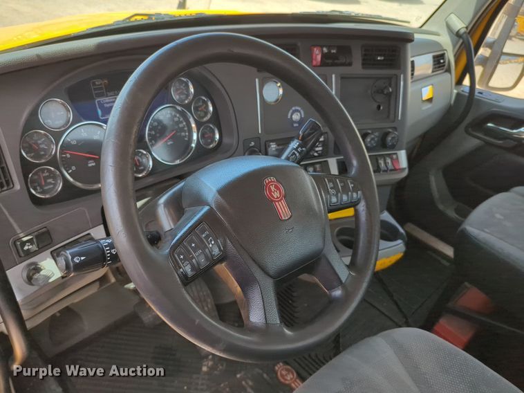 image for item NG9817 2020 Kenworth  T680 semi truck