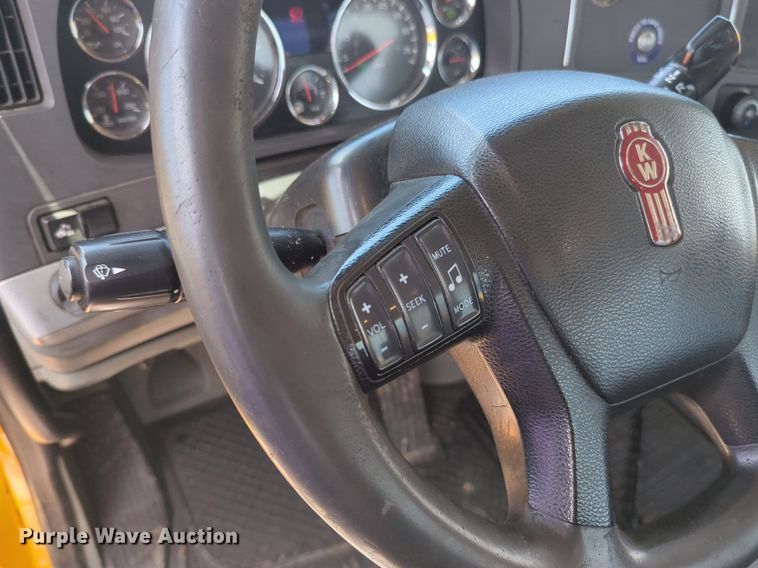 image for item NG9817 2020 Kenworth  T680 semi truck