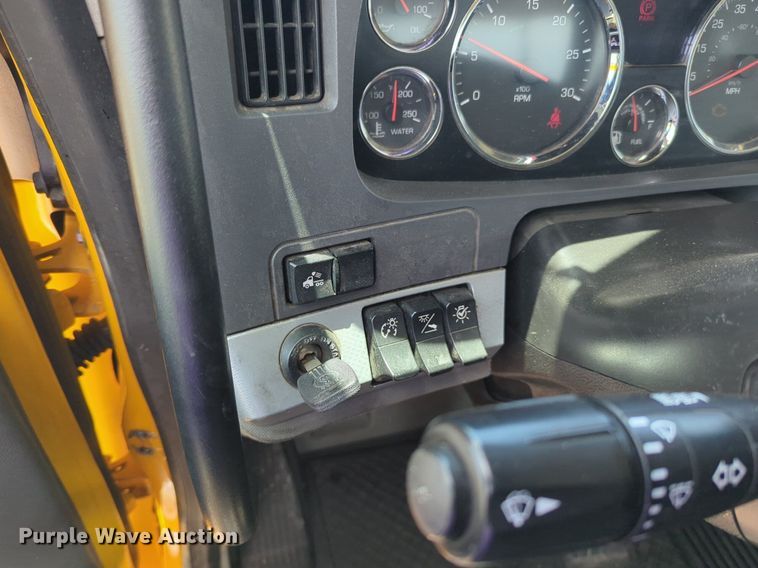 image for item NG9817 2020 Kenworth  T680 semi truck