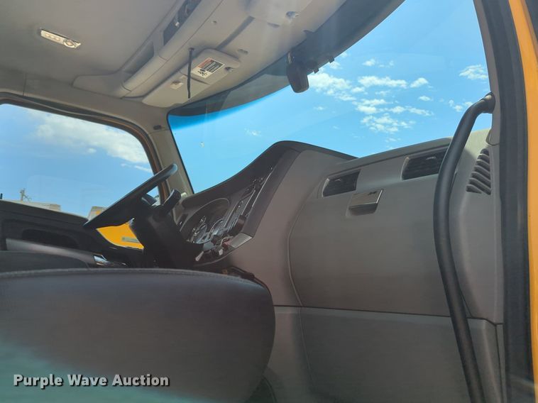 image for item NG9817 2020 Kenworth  T680 semi truck