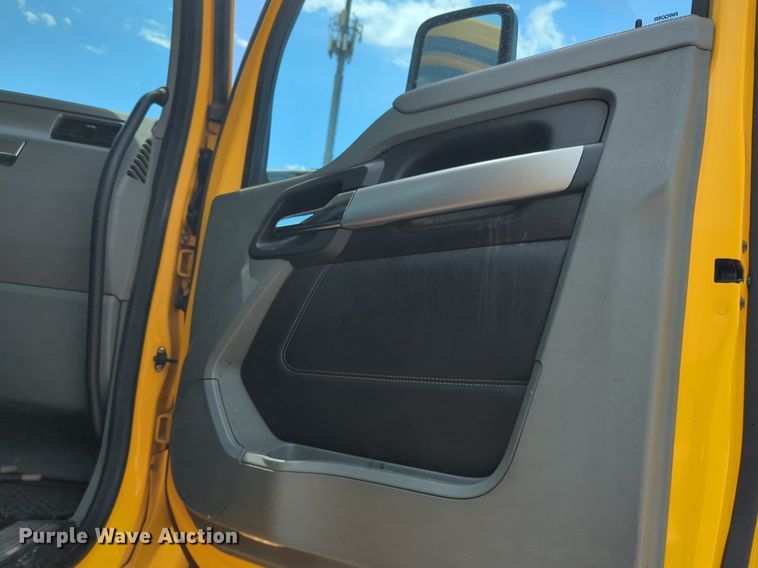 image for item NG9817 2020 Kenworth  T680 semi truck