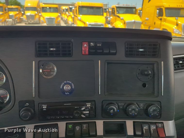 image for item NG9817 2020 Kenworth  T680 semi truck