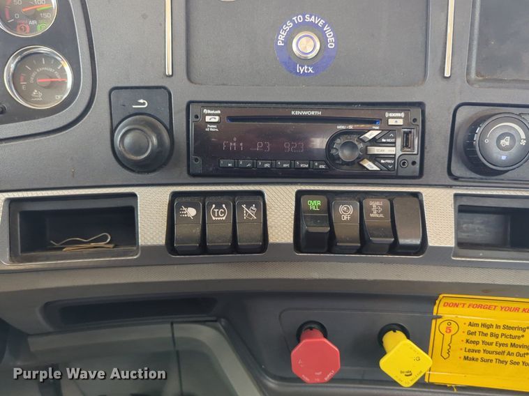 image for item NG9817 2020 Kenworth  T680 semi truck