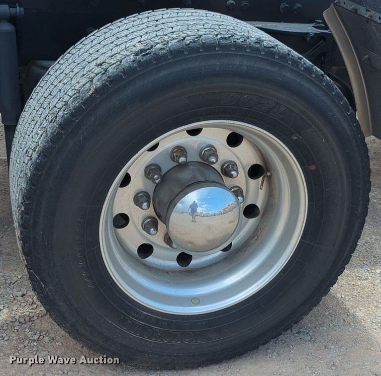 image for item NG9817 2020 Kenworth  T680 semi truck