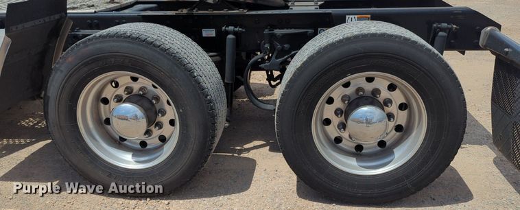 image for item NG9817 2020 Kenworth  T680 semi truck