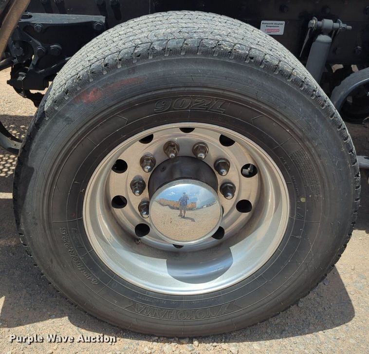 image for item NG9817 2020 Kenworth  T680 semi truck