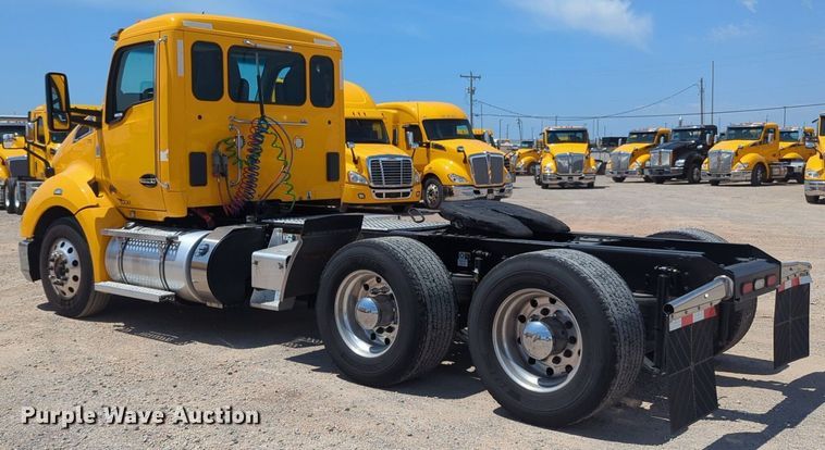 image for item NG9818 2020 Kenworth  T680 semi truck