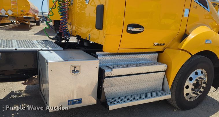 image for item NG9818 2020 Kenworth  T680 semi truck