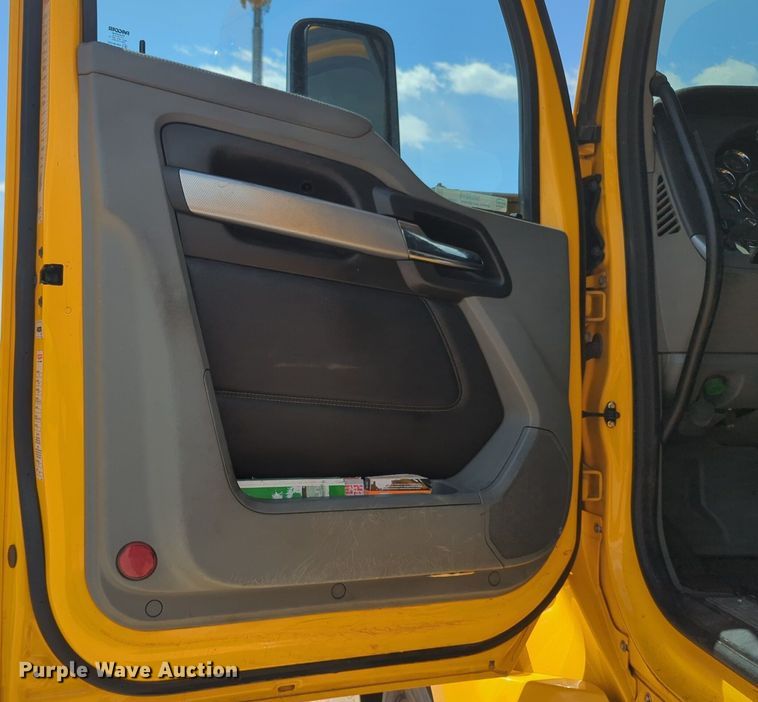 image for item NG9818 2020 Kenworth  T680 semi truck