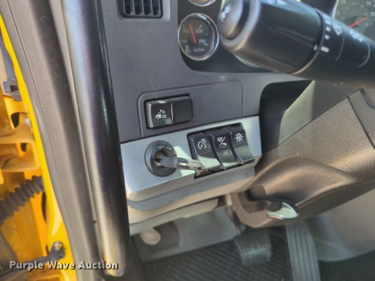 image for item NG9818 2020 Kenworth  T680 semi truck