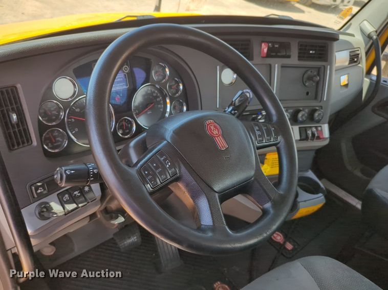 image for item NG9818 2020 Kenworth  T680 semi truck
