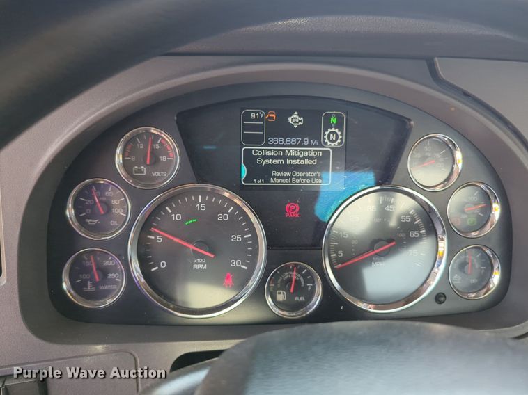 image for item NG9818 2020 Kenworth  T680 semi truck