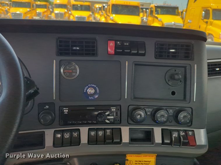 image for item NG9818 2020 Kenworth  T680 semi truck