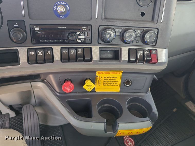 image for item NG9818 2020 Kenworth  T680 semi truck