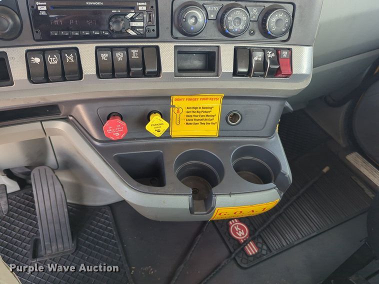 image for item NG9818 2020 Kenworth  T680 semi truck