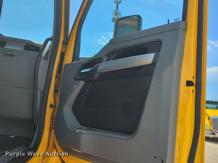 image for item NG9818 2020 Kenworth  T680 semi truck