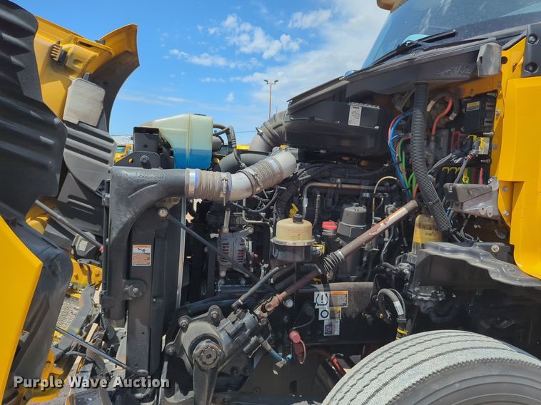 image for item NG9818 2020 Kenworth  T680 semi truck