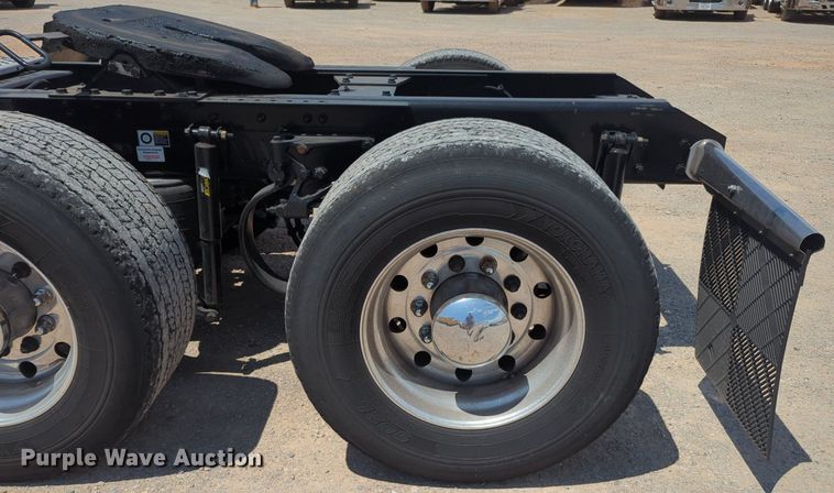 image for item NG9818 2020 Kenworth  T680 semi truck