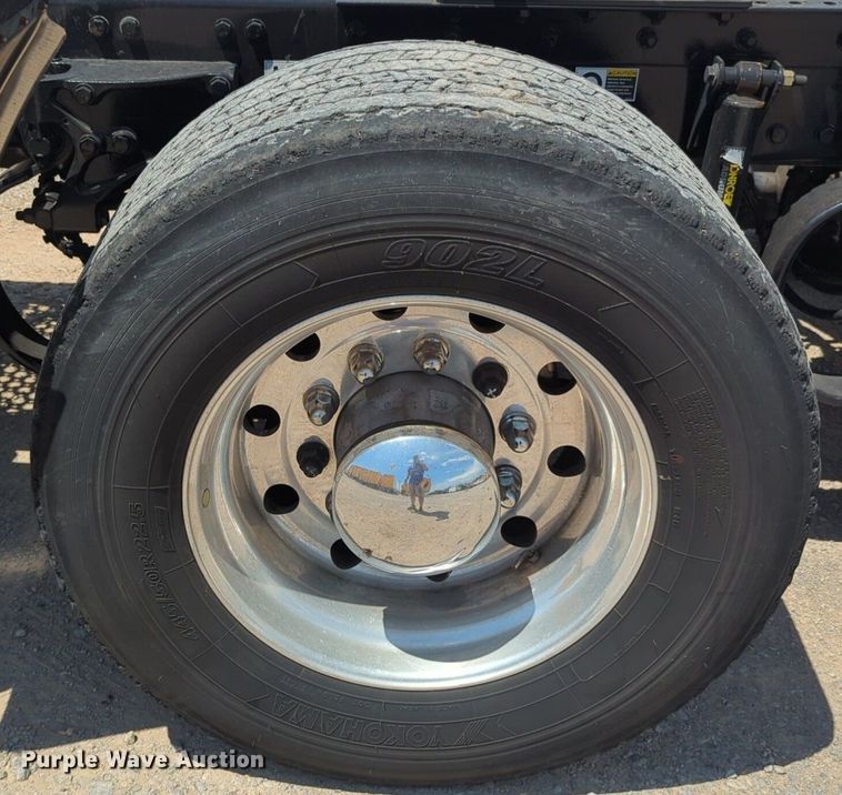 image for item NG9818 2020 Kenworth  T680 semi truck