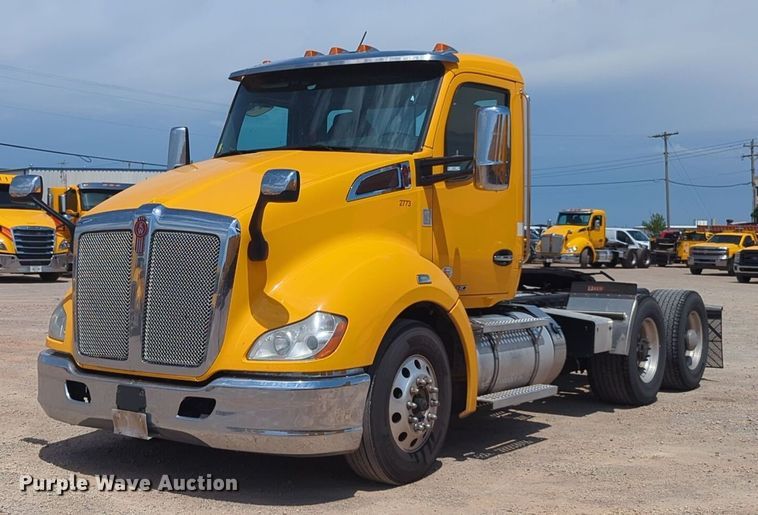 image for item NG9819 2020 Kenworth  T680 semi truck