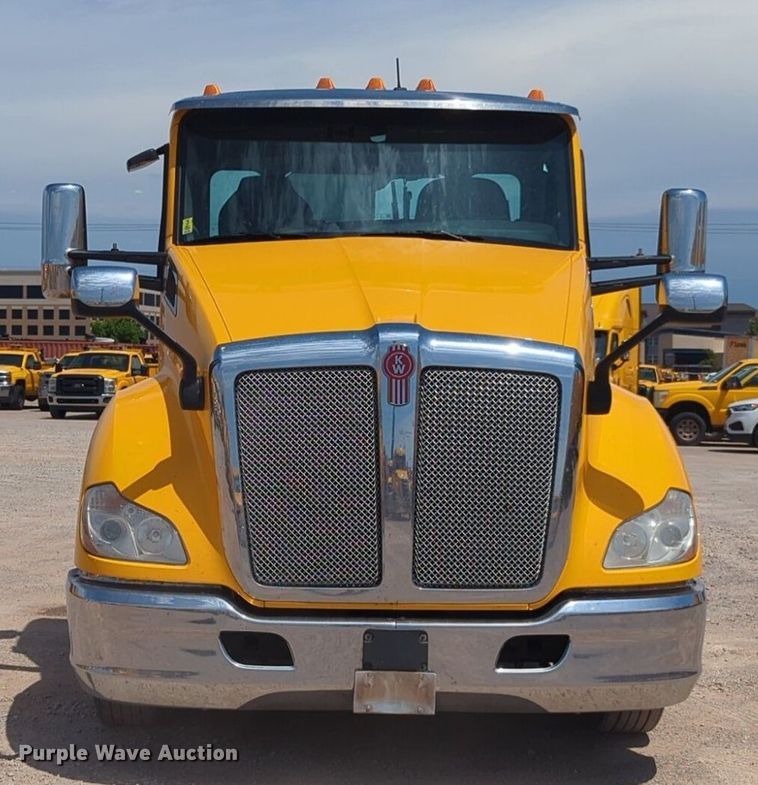 image for item NG9819 2020 Kenworth  T680 semi truck