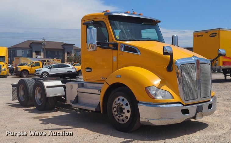 image for item NG9819 2020 Kenworth  T680 semi truck