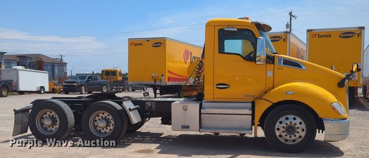 image for item NG9819 2020 Kenworth  T680 semi truck