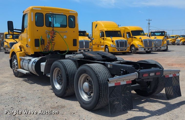 image for item NG9819 2020 Kenworth  T680 semi truck