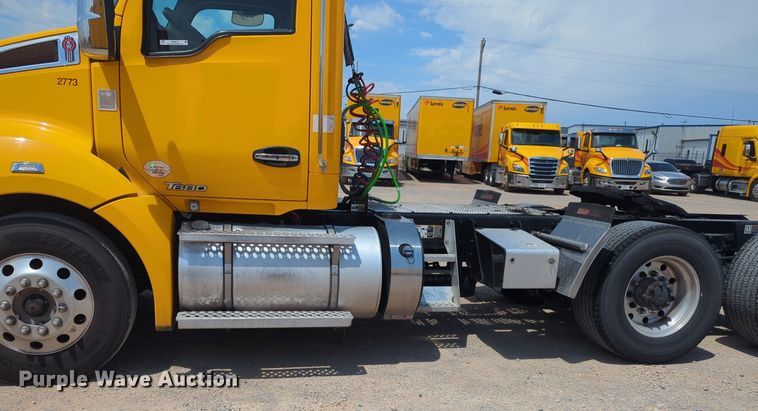 image for item NG9819 2020 Kenworth  T680 semi truck