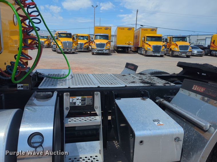 image for item NG9819 2020 Kenworth  T680 semi truck