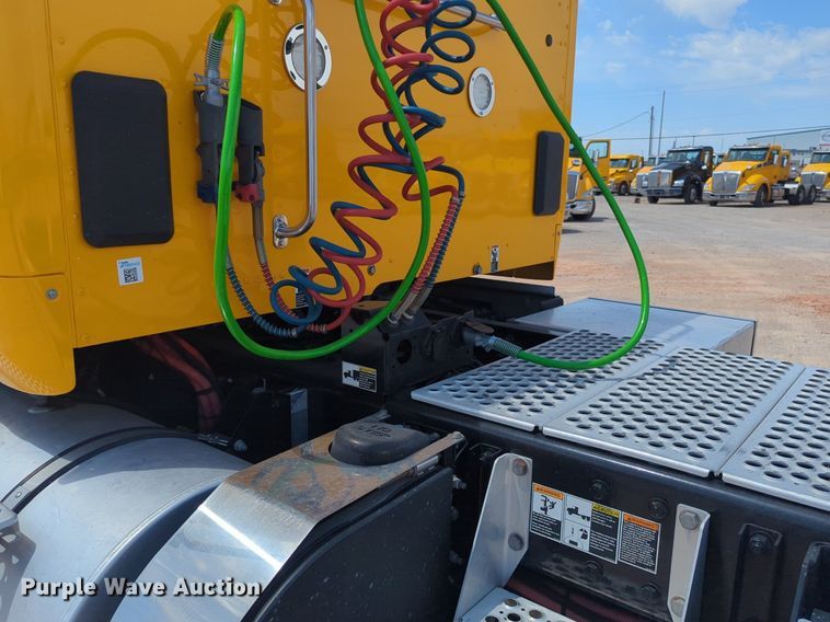 image for item NG9819 2020 Kenworth  T680 semi truck