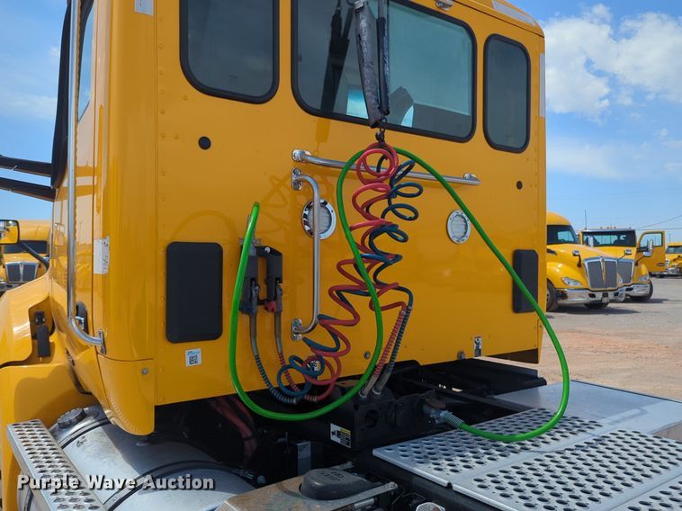 image for item NG9819 2020 Kenworth  T680 semi truck