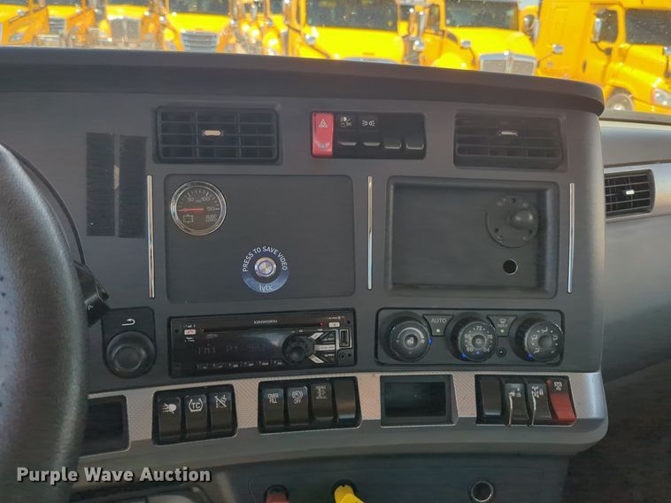 image for item NG9819 2020 Kenworth  T680 semi truck