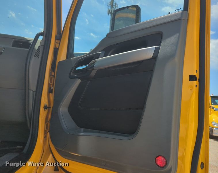 image for item NG9819 2020 Kenworth  T680 semi truck