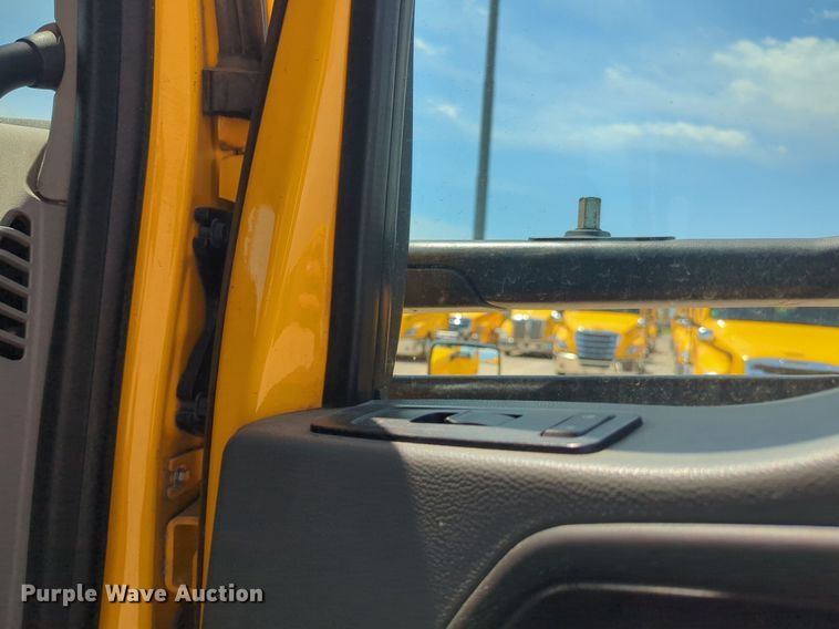 image for item NG9819 2020 Kenworth  T680 semi truck