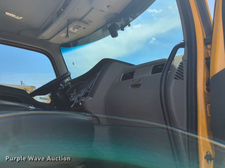 image for item NG9819 2020 Kenworth  T680 semi truck