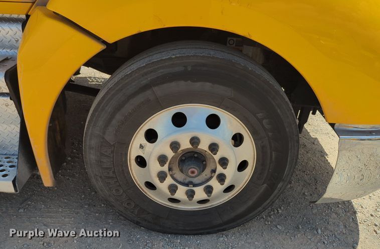 image for item NG9819 2020 Kenworth  T680 semi truck