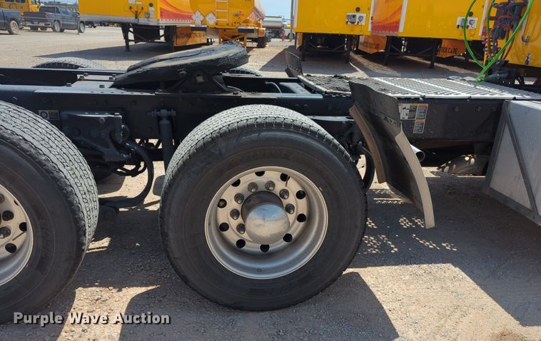 image for item NG9819 2020 Kenworth  T680 semi truck