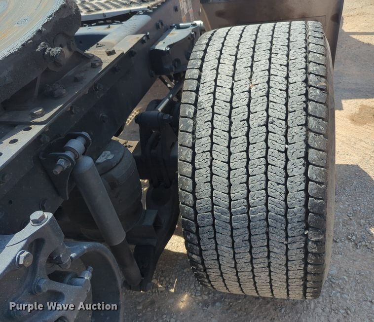 image for item NG9819 2020 Kenworth  T680 semi truck